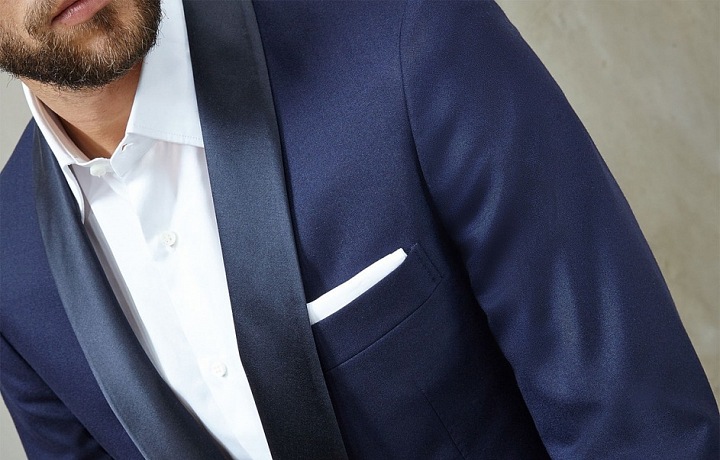 Modrý smoking je nadčasový. 