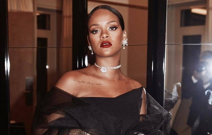 Riri často vynáší šperky i do společnosti.