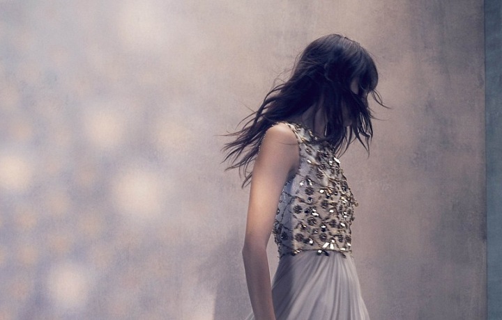 Šaty poseté velkými flitry vytváří efekt květin.