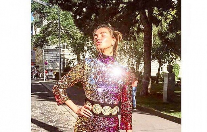 Alina Baikova na Life Ball