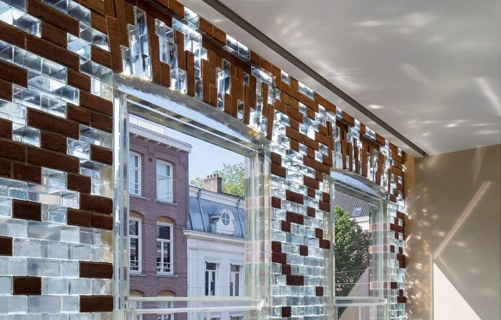 Křišťálový dům je ze skleněných cihel