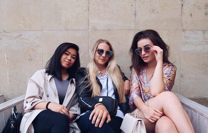 Přestože Anna vypadá jako rebelka, ve skutečnosti s kamarádkami chodí raději na kávu než na párty.