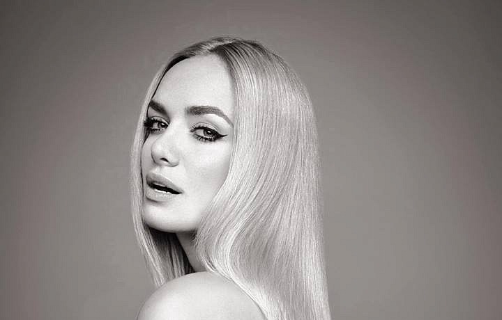 Modelka vyhrála v roce 2006 Miss World. 