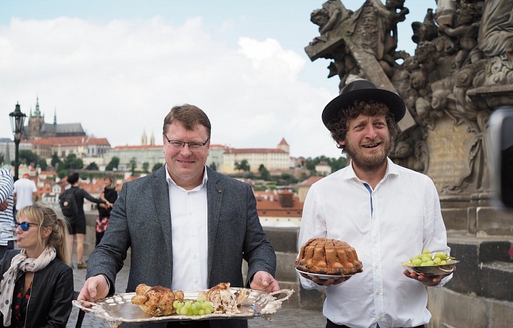 Starosta Prahy 1 Petr Hejma s kavárníkem Ondřejem Kobzou. 