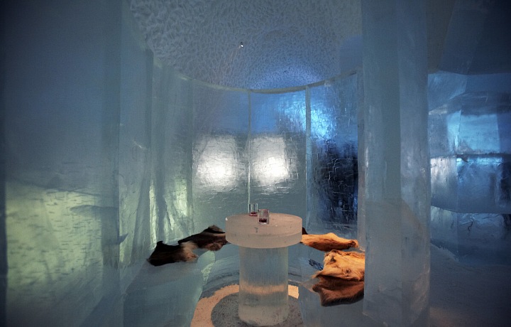 Icehotel: sezení v prostoru baru