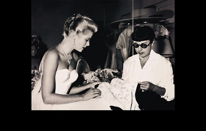 Designérka šatů - Edith Head s Grace Kelly. 
