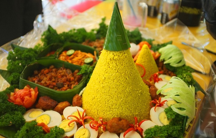 Tumpeng je rýže podávána ve tvaru kužele, obvykle zabarvená do žluta pomocí kurkumy. Tvoří důležitou součást jávských svatebních oslav
