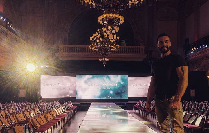 Na přehlídce Terezy Sabáčkové byl za hrdinu dne. 