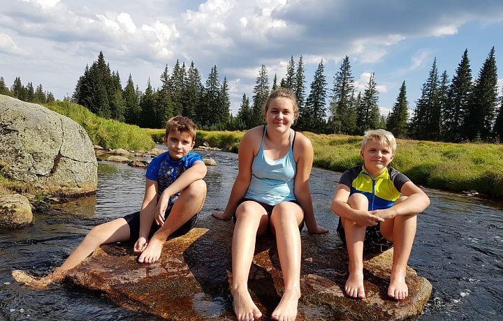 Amatérský plavec má tři děti, chlapci jdou v otcových šlépějích. 
