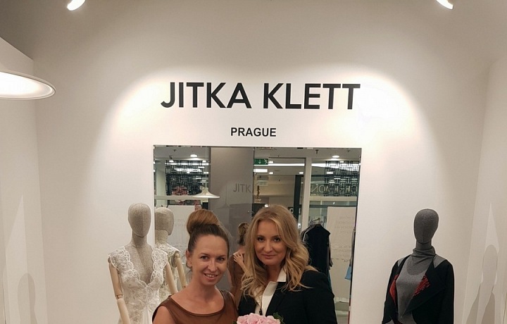Jitka Klett (vpravo) ve svém butiku