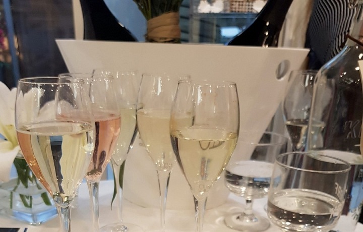 Luxusní šampaňské a perníčky s logem. 