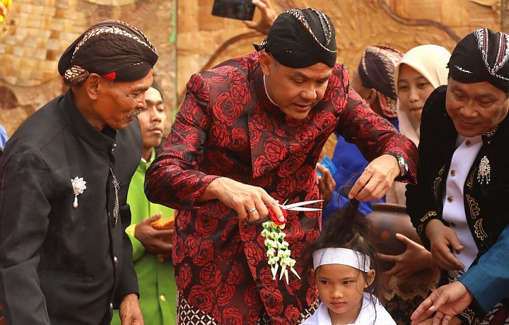 Ruwatan Gembel - den, kdy si hinduistické děti z komunity Dieng oholí vlasy