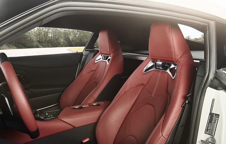 Toyota Supra GR 2019, sedačky