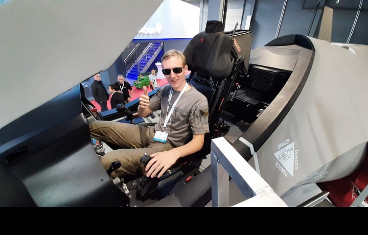  Foto v kokpitu letounu Lockheed-Martin F-35 Lightning II na veletrhu MSPO 2021 v Polsku