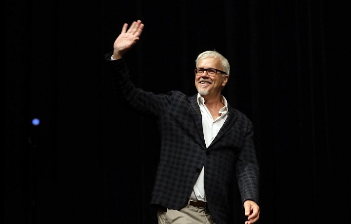Tim Robbins uvedl v sobotu večer v karlovarském Letním kině snímek Vykoupení z věznice Shawshank
