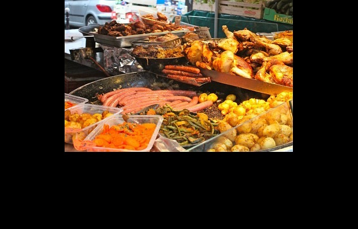 Místní speciality na trhu Bastille