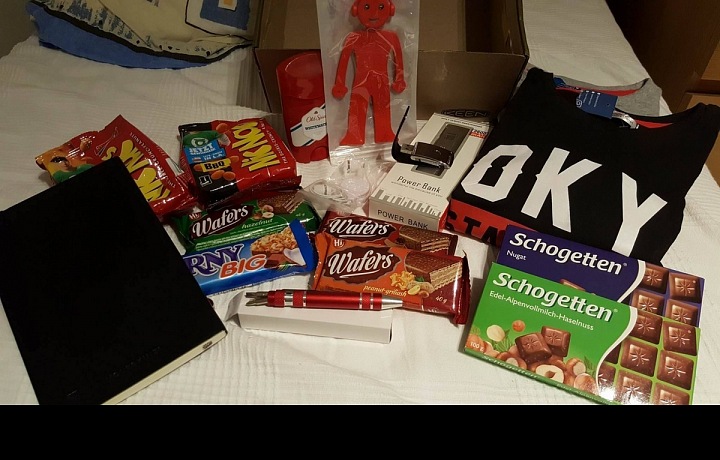 Takhle se balí balíčky do krabicce od bot.