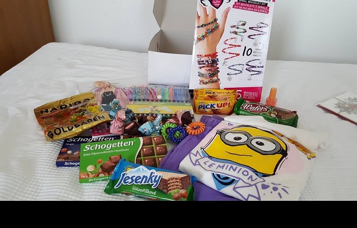 Takhle se balí balíčky do krabicce od bot.