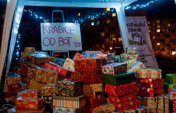 Auta vyzvedávající krabice od bot na sběrných místech.