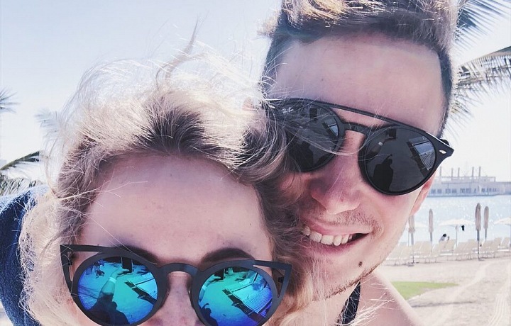 Shopaholic Nicol se svým přítelem 