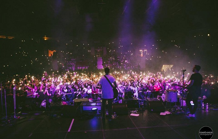 Na koncertech se dívkám ze zpěváka podlamují kolena.