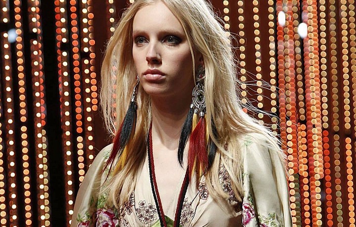 Nechybí výrazné vzory a indiánské šperky