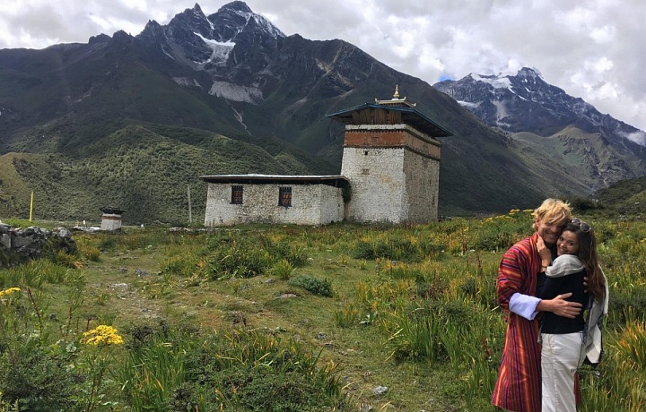 Místo toho raději cestuje. 