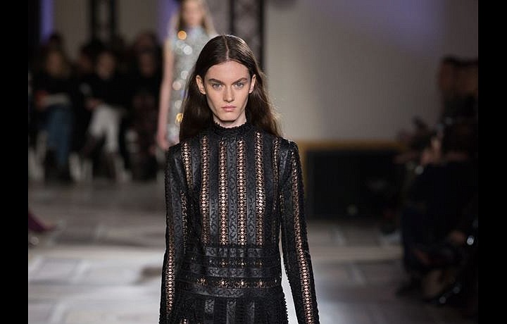 Černý kousek ozdobil efekt průhlednosti