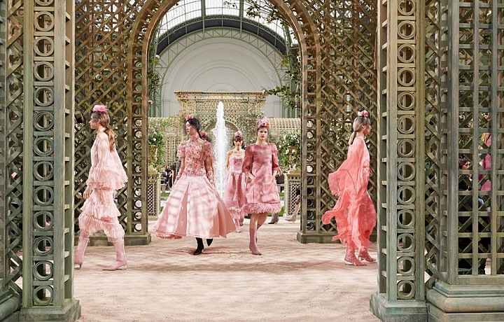 Narůžovelé odstíny.