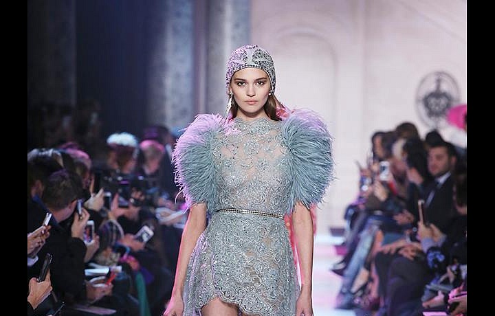 Sexy mini a dlouhá vlečka je TOP! 