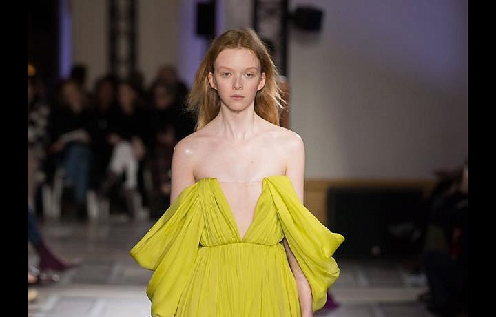 Ani zářivé barvy v kolekci nechybí