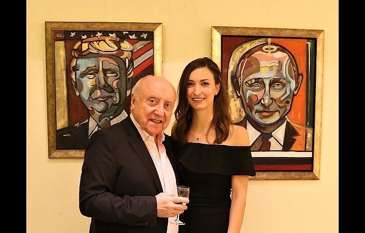 Felix je svou mladou partnerku velmi hrdý. 