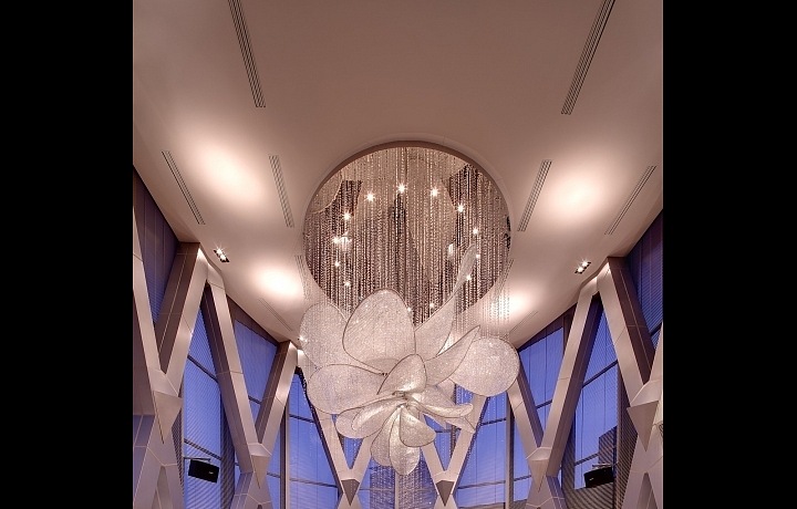 Lasvit a instalace s názvem Peony