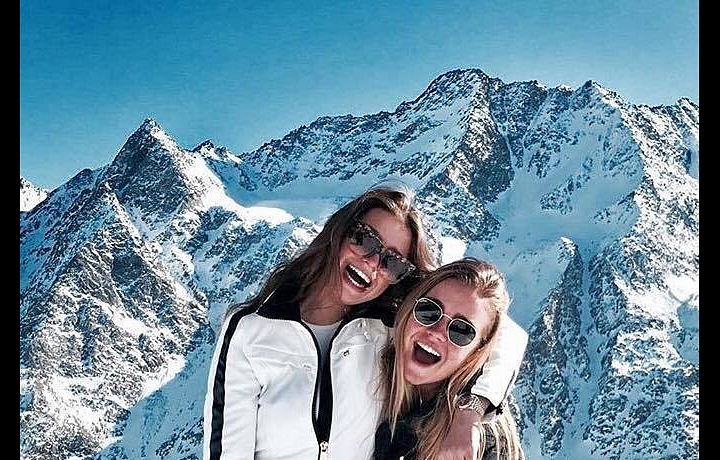 Černá a bílá kombinéza