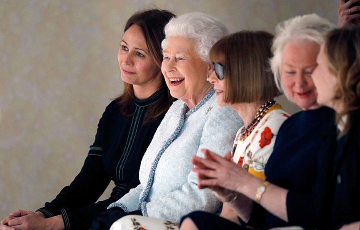 Královna Alžběta II. po boku Anny Wintour