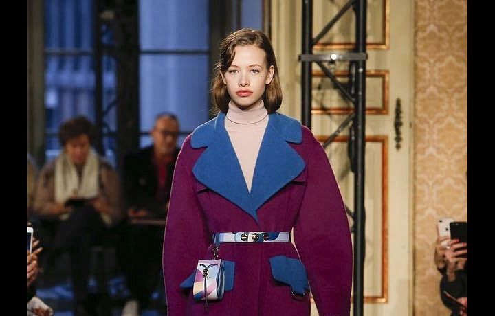 Luxusní kabátky zdůrazňují ženský pas.