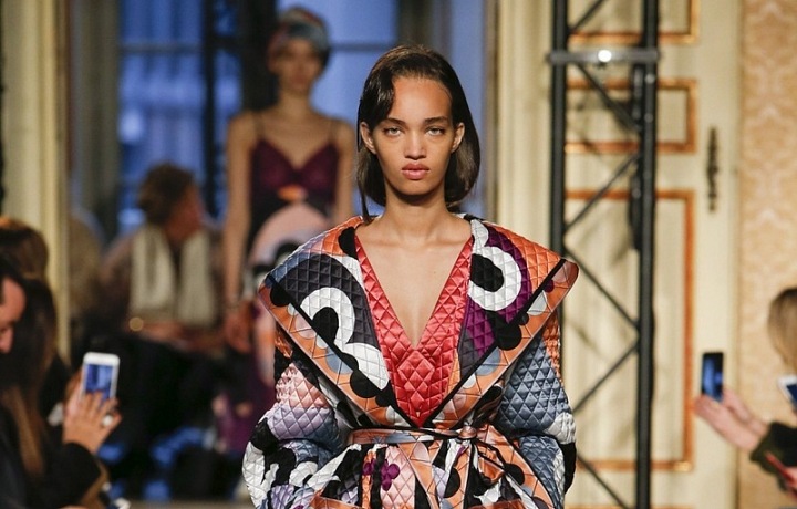 Áčkový kabátek se vzory.