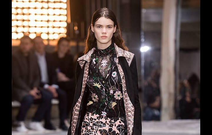 Kolekci vévodí květinové vzory