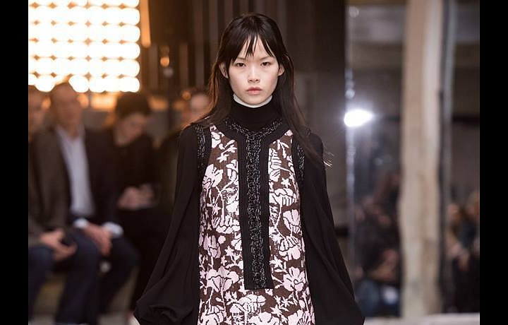 Kolekci vévodí květinové vzory