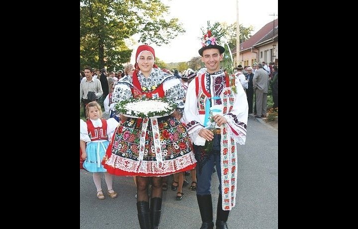 Český kroj, ze kterého národní kostým vychází