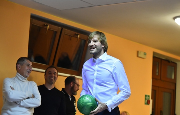 Ministr zdravotnictví Adam Vojtěch na bowlingu se svým šéfem Andrejem Babišem.