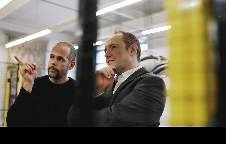 Umělec s ředitelem společnosti vlastnící robota. 