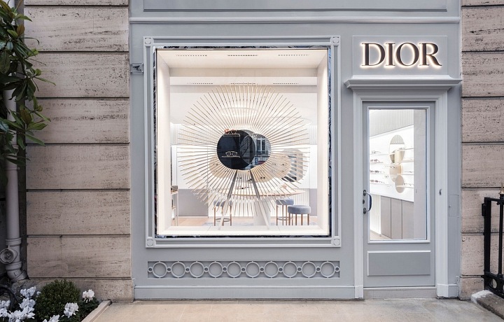 Dior otevřel v Paříži butik s brýlemi