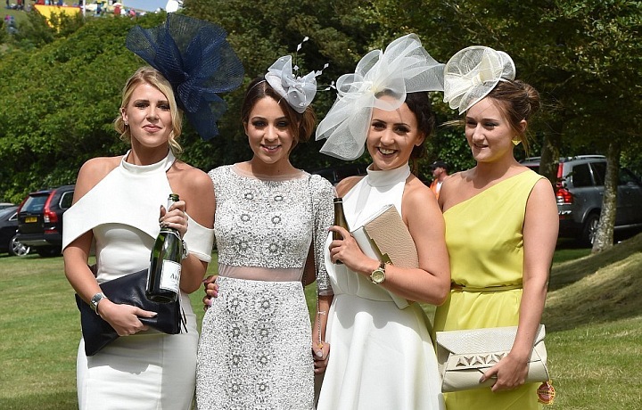 Jak se letos obléct na dostihy? STYLOVĚ.