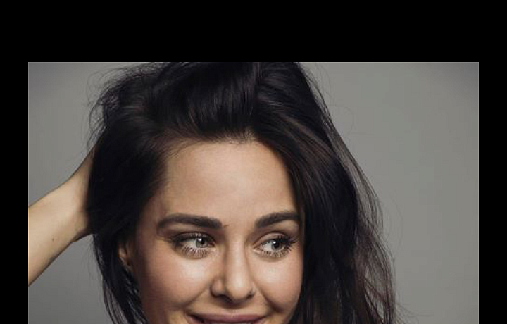 Herečka Dominika Býmová ztvárnila v seriálu Most! servírku Romanu.