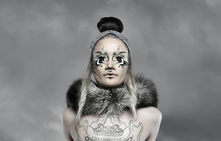 Luxusní drag make-up, Hungry