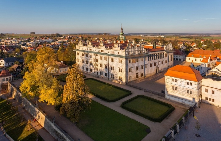 Pohled z andělské vyhlídky na zámecky areál