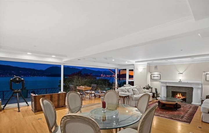 Obývací část s krbem, Angell Hasman & Associates Realty