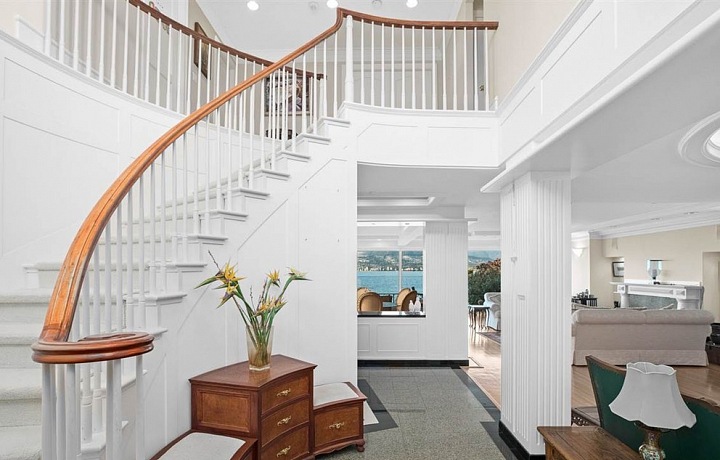 Schodiště, Angell Hasman & Associates Realty