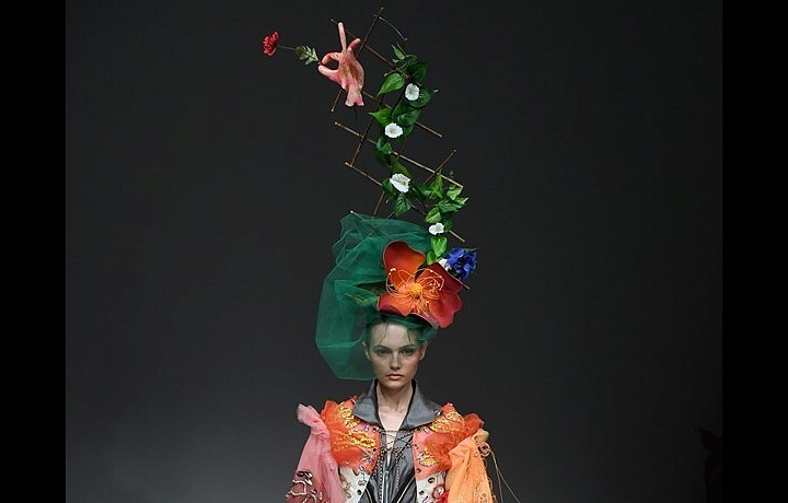 Matty Bovan SS19 se nese v duchu extravagance